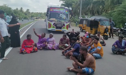 வீடுகளில் மழை நீர் புகுந்தது:  இறந்தவரின் உடலை எடுத்துச் செல்ல  முடியாமல் மக்கள் சாலை மறியல்