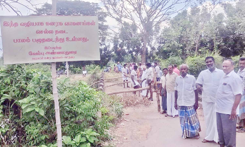 மண்ணி ஆற்றுப்பாலம் உள்வாங்கியதால் புழுதிக்குடியில் போக்குவரத்து பாதிப்பு