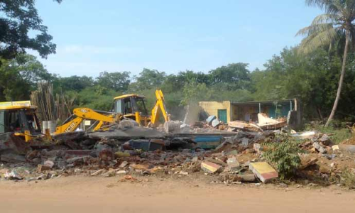 காட்டாங்கொளத்தூர் அருகே சாலை விரிவாக்க பணிக்கு பவானி அம்மன் கோவில் இடிப்பு- பொதுமக்கள் திரண்டதால் பரபரப்பு