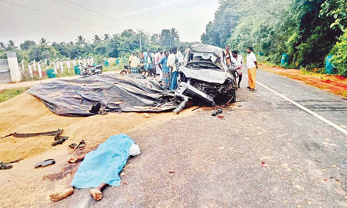 நெல் குவியல் மீது கார் மோதி புரண்டது;   ஒருவர் பலி- சிறுவன் உள்பட 3 பேர் படுகாயம்
