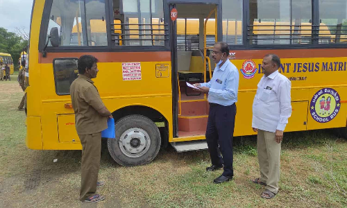 பள்ளி வாகனங்களை ஆய்வு செய்த அதிகாரிகள்