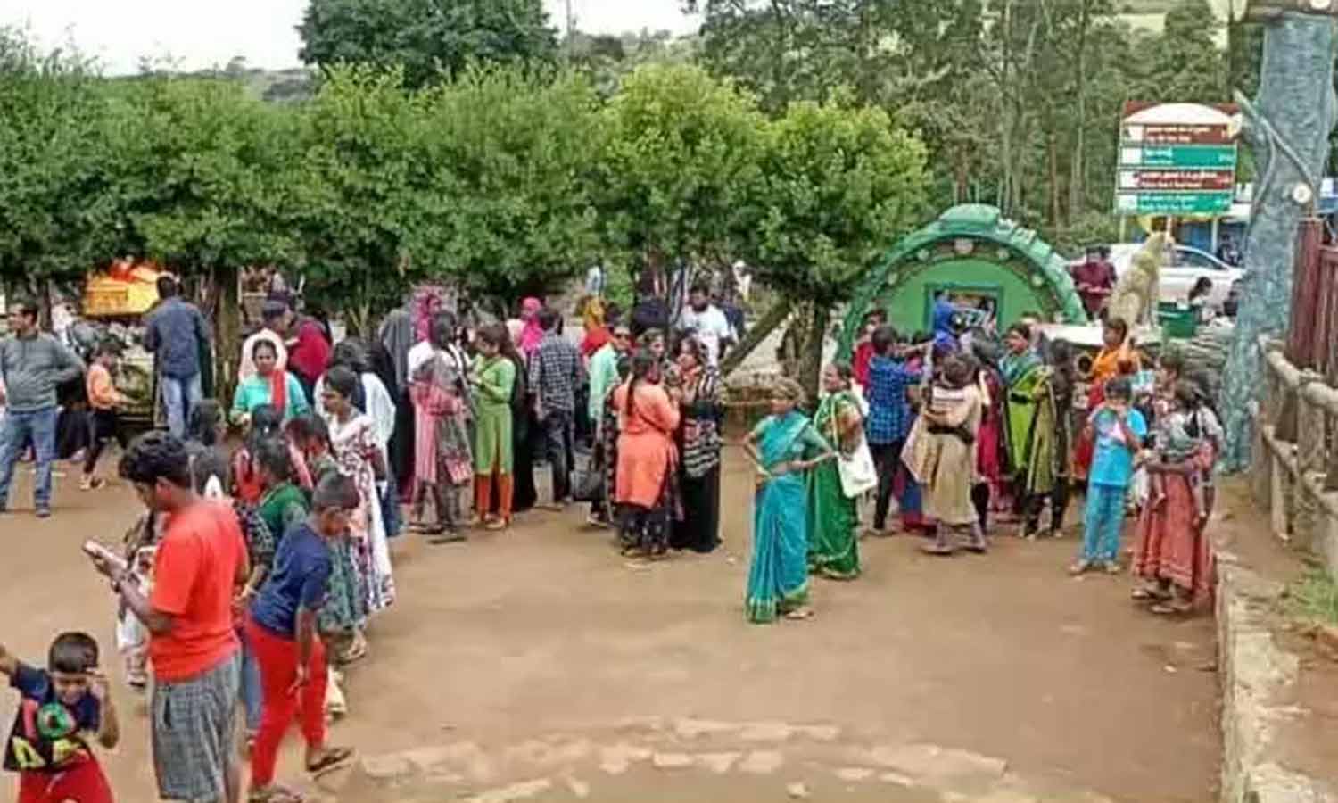 ஊட்டிக்கு சுற்றுலா பயணிகள் வருகை அதிகரிப்பு ஊட்டிக்கு சுற்றுலா பயணிகள் வருகை அதிகரிப்பு