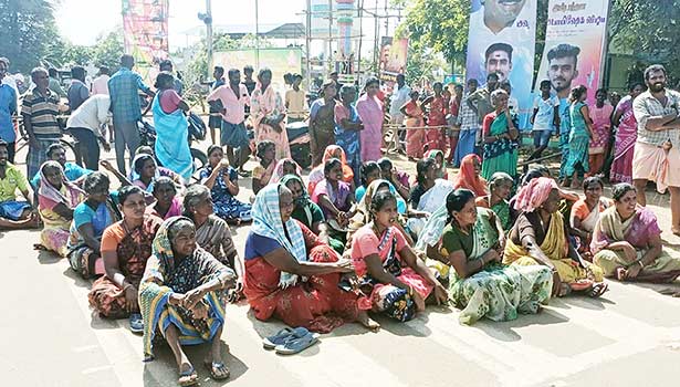 பேனர்களை கிழித்த மர்ம நபர்களை கைது செய்ய கோரி சாலை மறியல் பேனர்களை கிழித்த மர்ம நபர்களை கைது செய்ய கோரி சாலை மறியல்