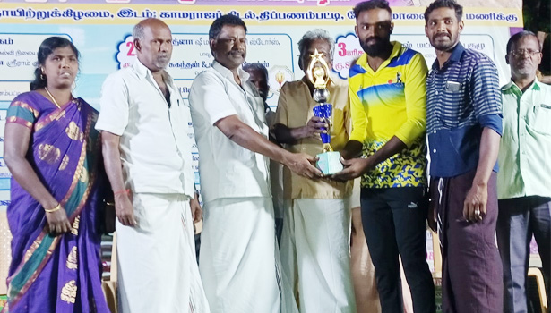 திப்பணம்பட்டியில் நடைபெற்ற கிரிக்கெட் போட்டியில் வெற்றி பெற்ற அணிகளுக்கு சுழற்கோப்பை