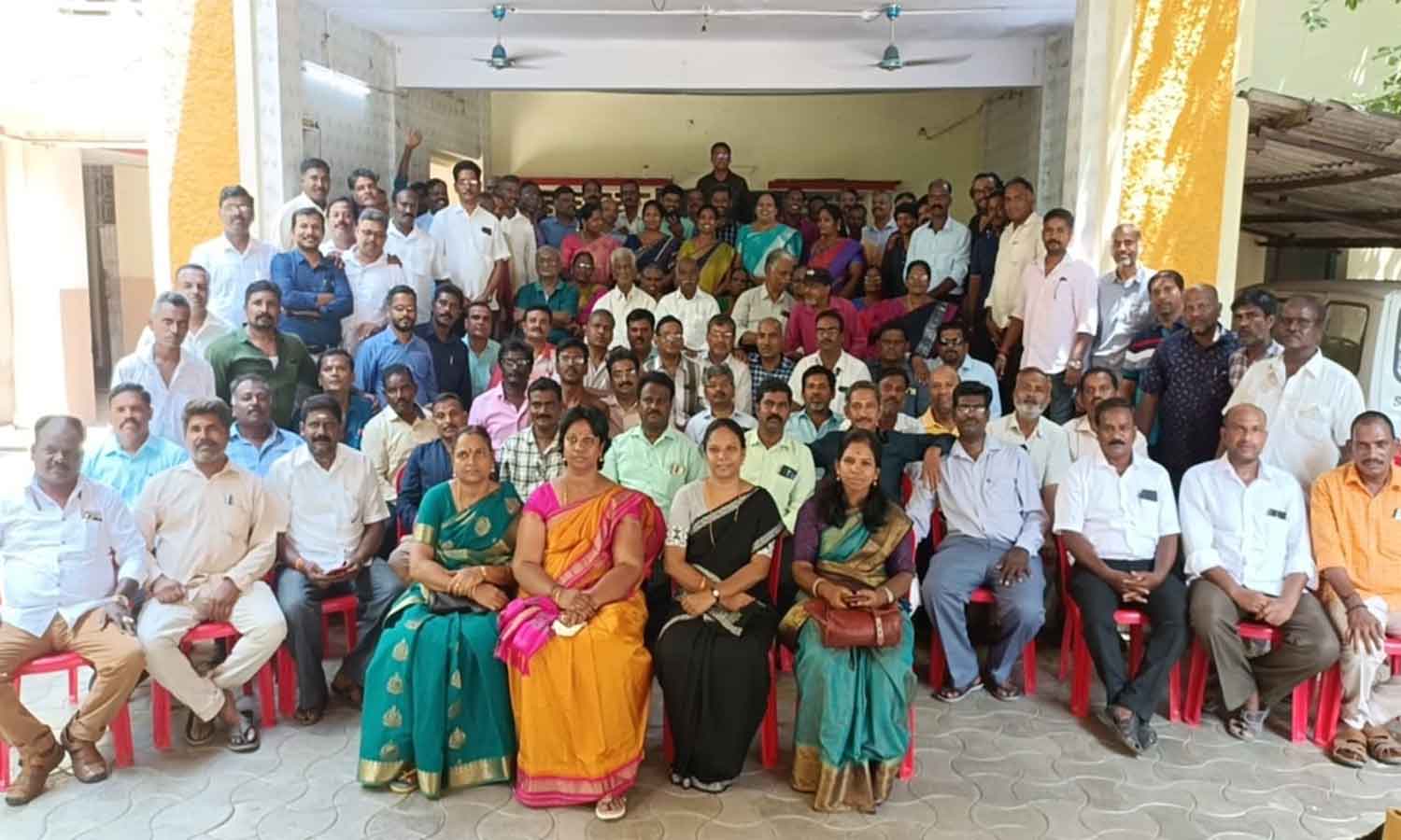 32 ஆண்டுகளுக்குப் பிறகு பள்ளி மாணவர்கள் சந்திப்பு 32 ஆண்டுகளுக்குப் பிறகு பள்ளி மாணவர்கள் சந்திப்பு