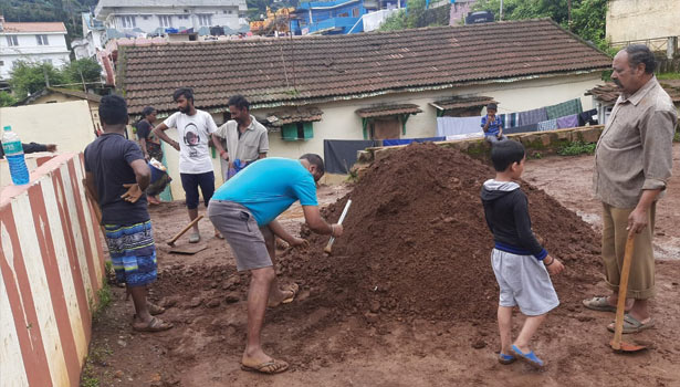 ஊட்டியில் சாலையில் தேங்கிய குப்பைகளை அகற்றிய இளைஞர்கள் ஊட்டியில் சாலையில் தேங்கிய குப்பைகளை அகற்றிய இளைஞர்கள்
