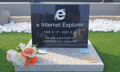 இன்டர்நெட் எக்ஸ்ப்ளோரருக்கு கல்லறை கட்டி மரியாதை செலுத்திய பொறியாளர்
