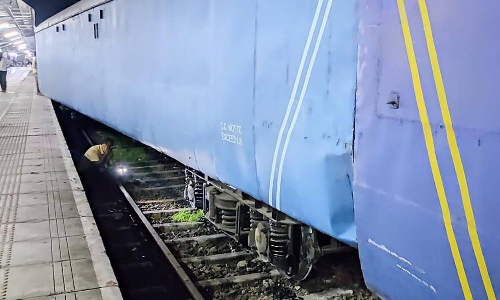 மதுரை ரெயில் நிலையத்தில் சரக்கு ரெயில் பெட்டிகள் தடம்புரண்டன- 2 மணி நேரம் போக்குவரத்து பாதிப்பு