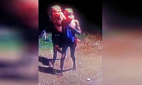 கொடூர ஆயுதங்களுடன் இரவில்   திரியும் முகமூடி கொள்ளையர்கள்