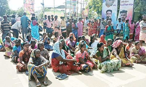 பேனர்களை கிழித்த மர்ம நபர்களை கைது செய்ய கோரி சாலை மறியல்