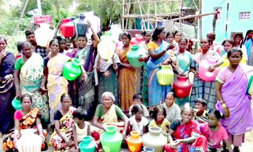 குடிநீர் வழங்க கோரி பெண்கள் சாலை மறியல்