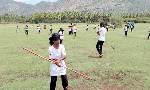 கண்களை கட்டிக்கொண்டு சிலம்பம் சுற்றிய மாணவர்கள்