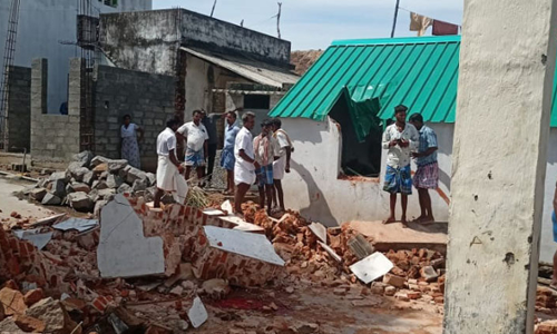 பழுதடைந்த ரேஷன் கடை சுவர் இடிந்து விழுந்து 4 பசு மாடுகள் சாவு