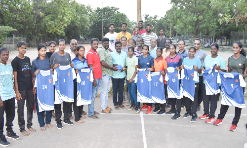 கடலூரில் மாநில அளவிலான போட்டியில் பங்கேற்கும் விளையாட்டு வீரர்களுக்கு சீருடைகள்