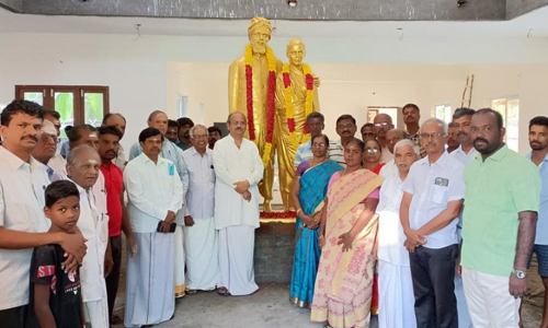 கடையத்தில் பாரதியார்-செல்லம்மாள் சிலை பீடத்தில் அமர்த்தப்பட்டது