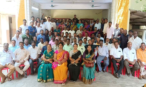 32 ஆண்டுகளுக்குப் பிறகு பள்ளி மாணவர்கள் சந்திப்பு