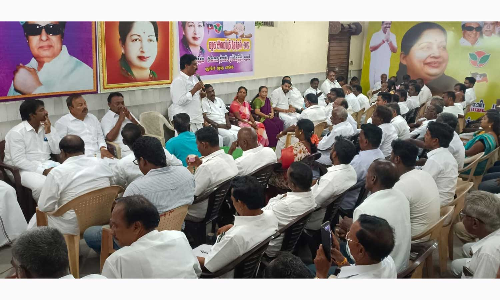 கிழக்கு மாநில அ.தி.மு.க. செயற்குழு கூட்டம்   அன்பழகன்  தலைமையில் நடந்தது