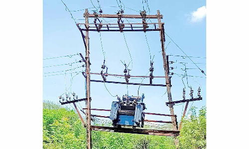 உயர் அழுத்த மின்மாற்றியை சீரமைக்க பொதுமக்கள் கோரிக்கை