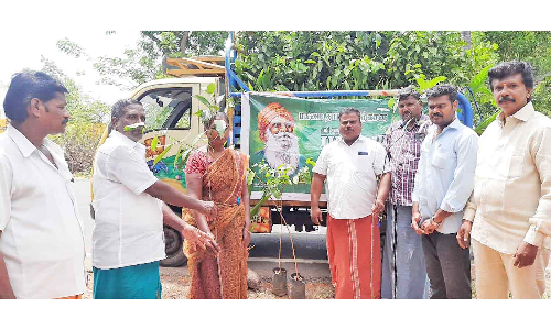 100 குடும்பங்களுக்கு மரக்கன்றுகள் வழங்கல்