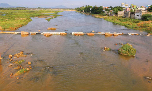 வேலூர் மாவட்டத்தில் இடி, மின்னலுடன் பலத்த மழை