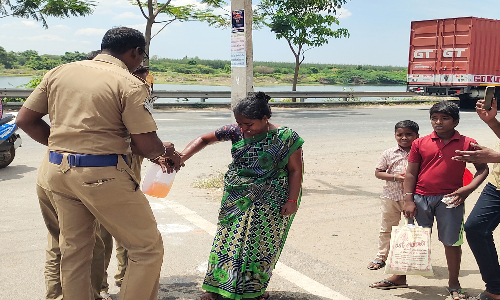 கடலூர் கலெக்டர் ஆபீஸ் முன்பு 2 மகன்களுடன் தீ குளிக்க முயன்ற பெண்