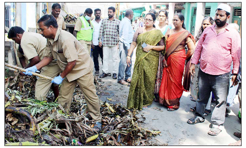 கிருஷ்ணகிரி நகராட்சியில்  மழை நீர் கால்வாய் தூர்வாரும் பணி