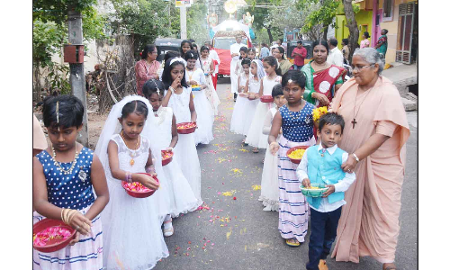 கிருஷ்ணகிரியில்  நற்கருணை ஆராதனை பவனி