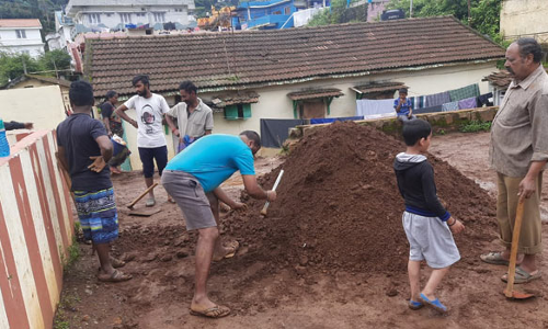 ஊட்டியில் சாலையில் தேங்கிய குப்பைகளை அகற்றிய இளைஞர்கள்
