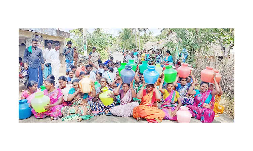 குடிநீர் கேட்டு காலிகுடங்களுடன் பெண்கள் சாலை மறியல்