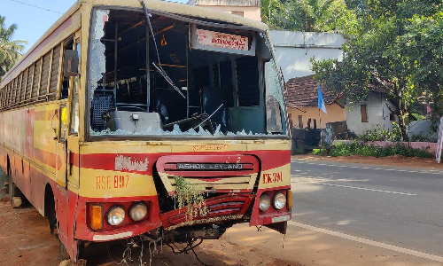 களியக்காவிளை அருகே கேரள அரசு பஸ் தடுப்பு சுவரில் மோதி விபத்து
