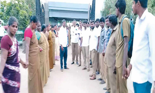 வண்டலூர் உயிரியல் பூங்காவில் ஒப்பந்த ஊழியர்கள் மனித சங்கிலி போராட்டம்