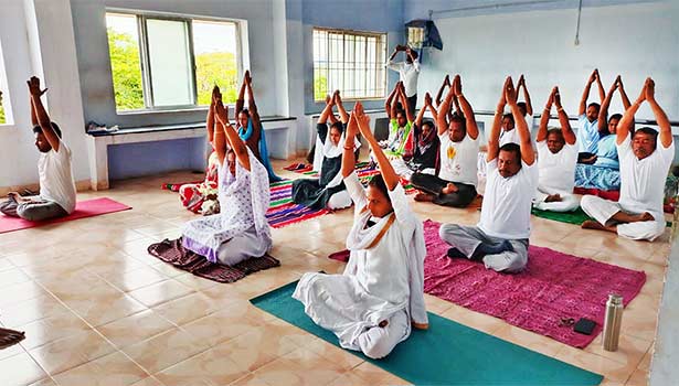 வேடசந்தூர் கோர்ட்டில் அனைவருக்கும் யோகா பயிற்சி வேடசந்தூர் கோர்ட்டில் அனைவருக்கும் யோகா பயிற்சி