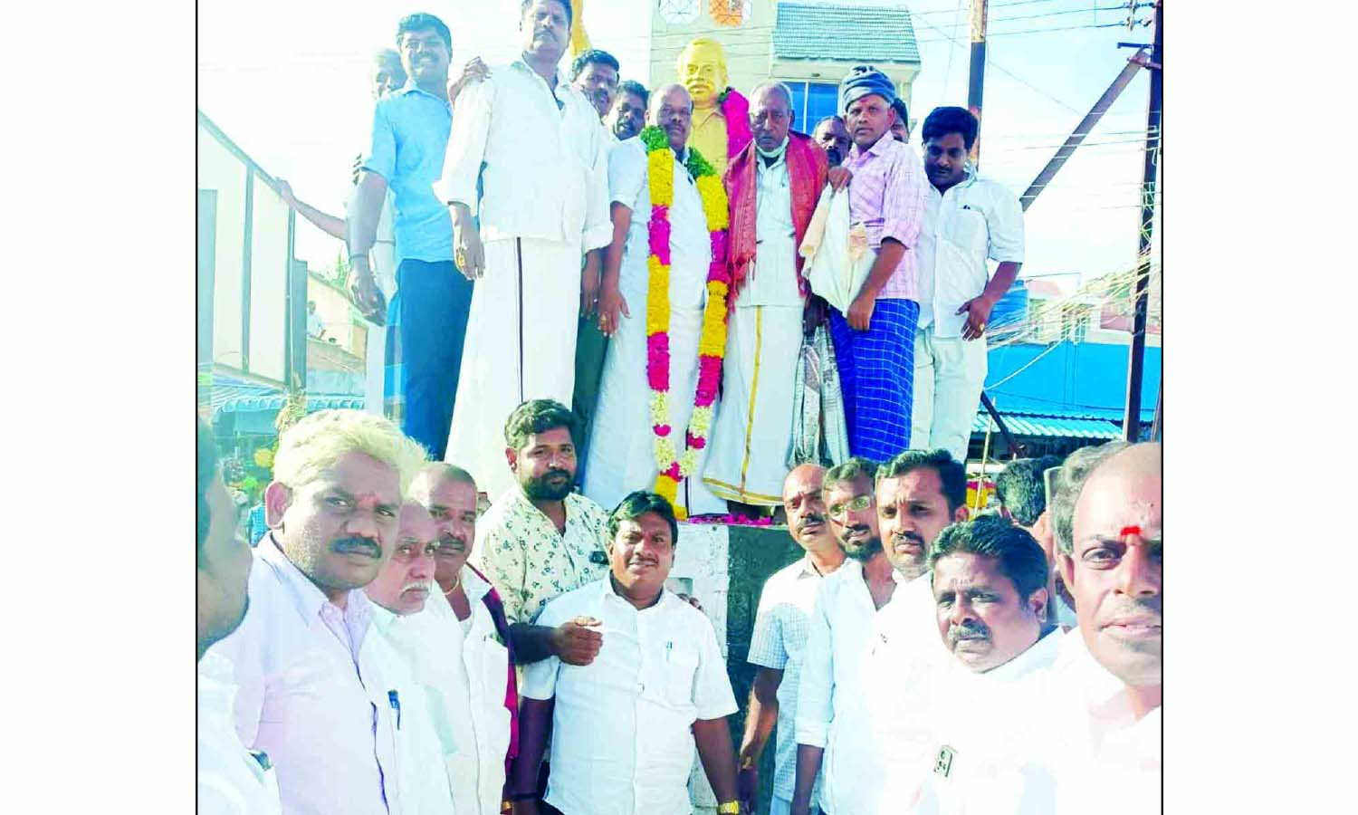 ராயக்கோட்டையில் அண்ணாசிலைக்கு மாலை அணிவிப்பு ராயக்கோட்டையில் அண்ணாசிலைக்கு மாலை அணிவிப்பு