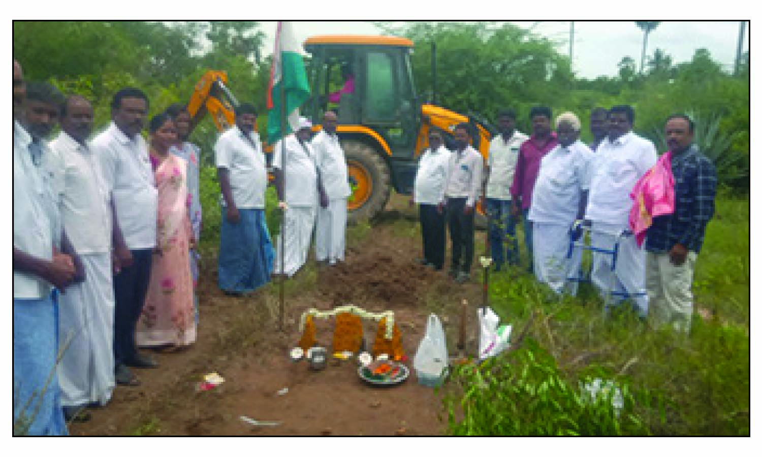 களர்பதி ஊராட்சியில் நீர் நிலை குட்டை அமைக்கும் பணிக்கு பூமி பூஜை களர்பதி ஊராட்சியில் நீர் நிலை குட்டை அமைக்கும் பணிக்கு பூமி பூஜை