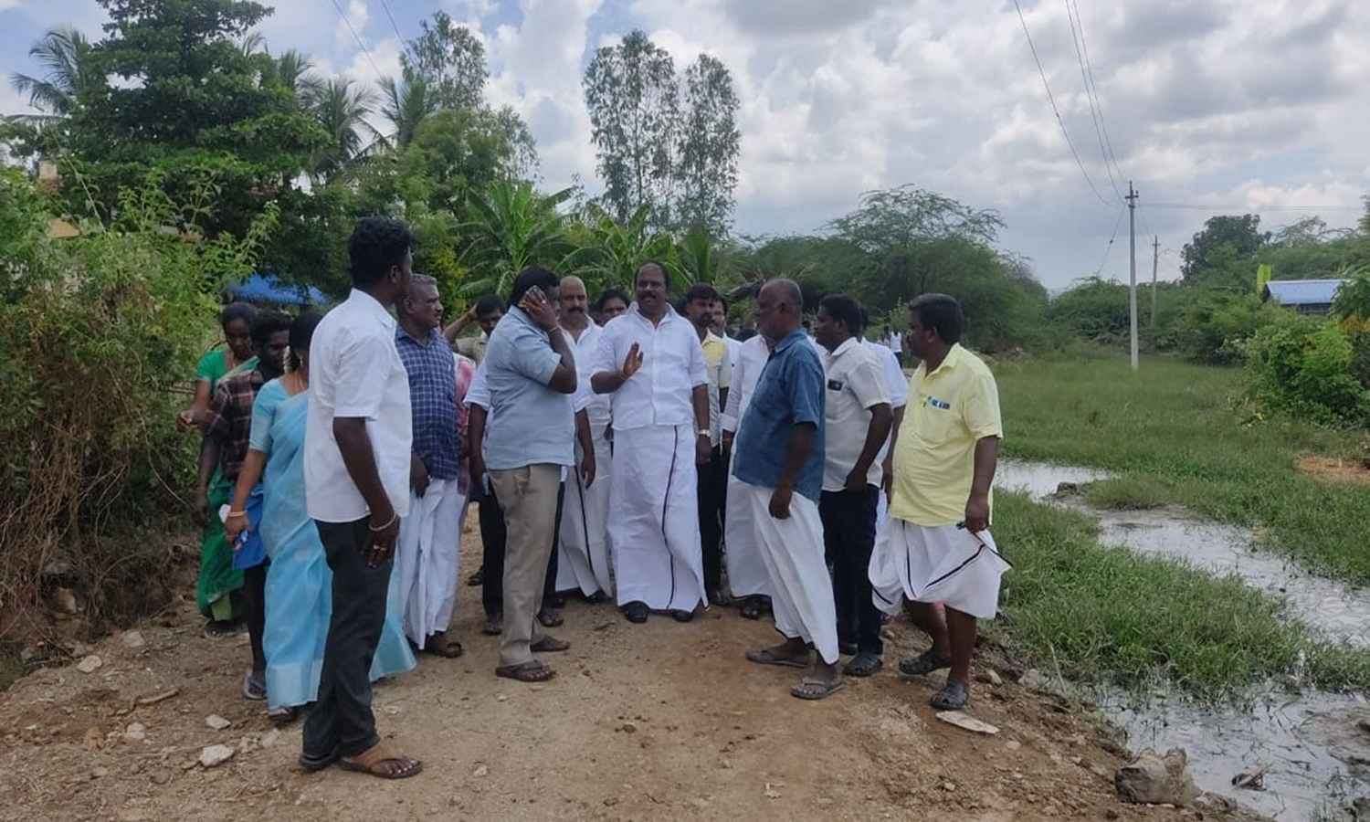 அத்தியூர் கிராமத்தில் சொந்த செலவில் ஏரி உபரி நீர் வாய்க்கால் தூர்வாரப்படும் -வசந்தம் கார்த்திகேயன் எம்.எல்.ஏ. உறுதி அத்தியூர் கிராமத்தில் சொந்த செலவில் ஏரி உபரி நீர் வாய்க்கால் தூர்வாரப்படும் -வசந்தம் கார்த்திகேயன் எம்.எல்.ஏ. உறுதி