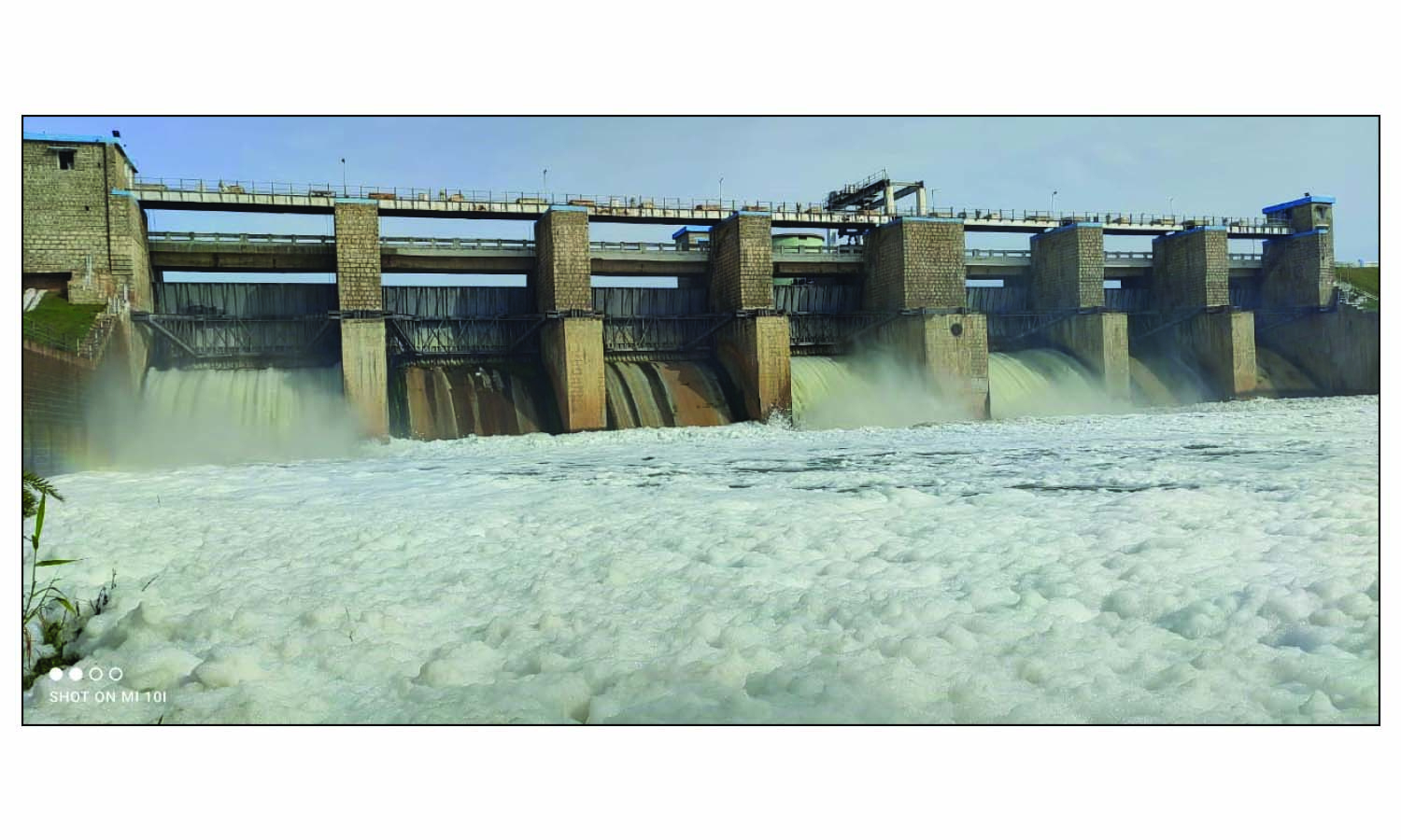 ஓசூர் கெலவரப்பள்ளி அணைக்கு நீர்வரத்து அதிகரிப்பு: ரசாயன நுரையும் கலந்து வருவதால், விவசாயிகள் பொதுமக்கள் அதிர்ச்சி ஓசூர் கெலவரப்பள்ளி அணைக்கு நீர்வரத்து அதிகரிப்பு: ரசாயன நுரையும் கலந்து வருவதால், விவசாயிகள் பொதுமக்கள் அதிர்ச்சி