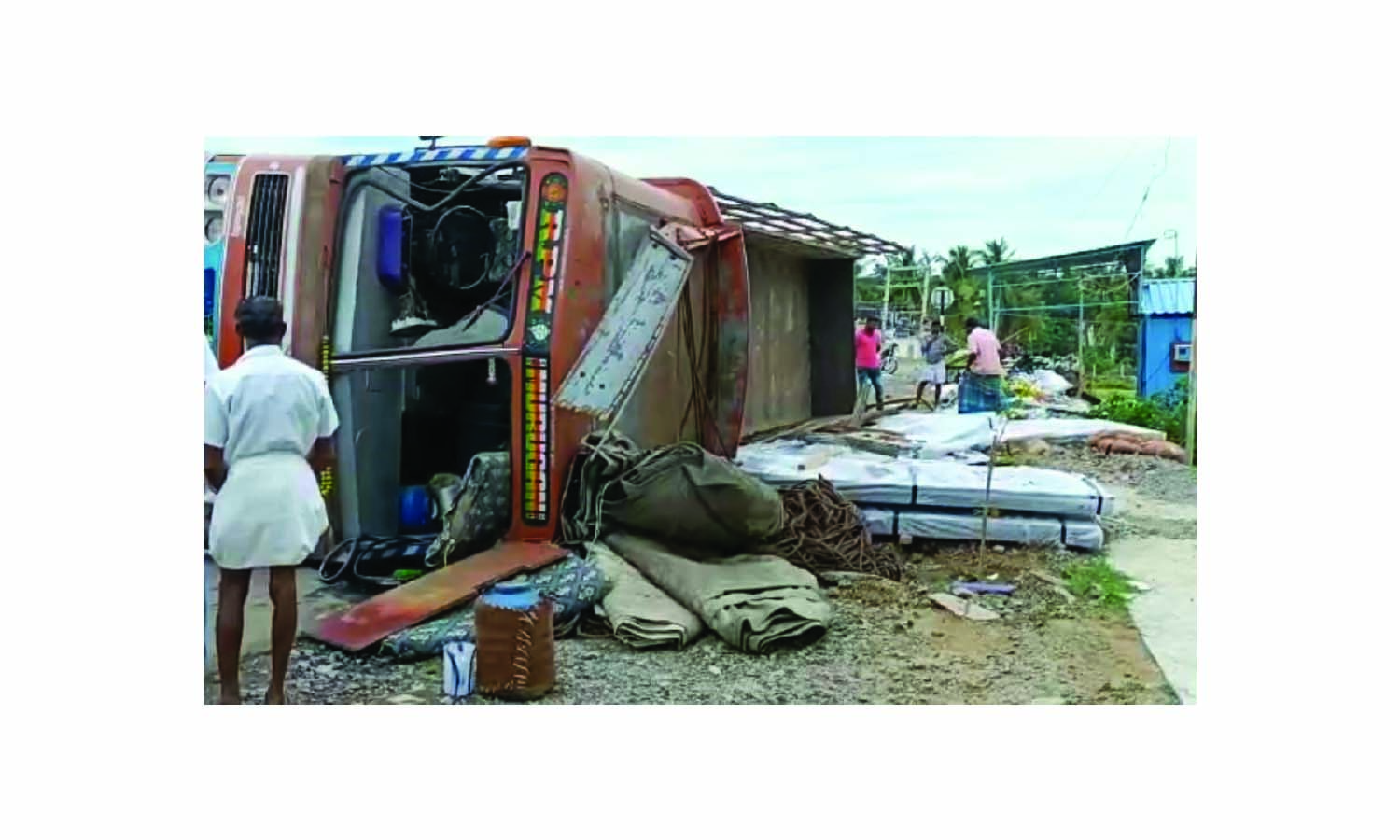 ஊத்தங்கரையில் இரும்பு தகடு பாரம் ஏற்றி வந்த லாரி கவிழ்ந்து விபத்து ஊத்தங்கரையில் இரும்பு தகடு பாரம் ஏற்றி வந்த லாரி கவிழ்ந்து விபத்து