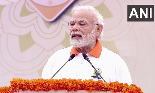 மைசூர் அரண்மனையில் பிரமாண்ட யோகா நிகழ்ச்சி - பிரதமர் மோடி பங்கேற்பு