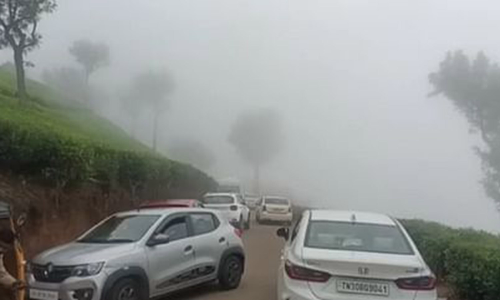 குன்னூரில் கடும் பனிமூட்டம்- வாகன ஓட்டிகள் அவதி