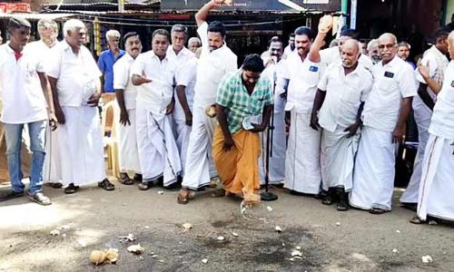 தேவதானப்பட்டியில் தேங்காயை தரையில் உடைத்து விவசாயிகள் சங்கத்தினர் ஆர்ப்பாட்டம்