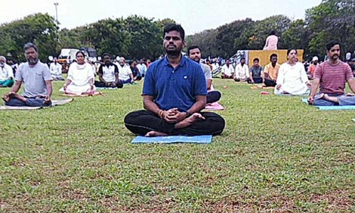 மாமல்லபுரம் கடற்கரை கோவிலில் மத்திய மந்திரி நாராயணசாமி தலைமையில் 1000 பேர் யோகா பயிற்சி- அண்ணாமலை பங்கேற்பு