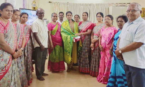 பிளஸ்-2 பொதுத்தேர்வு முடிவு : கொங்கு வேளாளர் மெட்ரிக் பள்ளி மாணவி சாதனை
