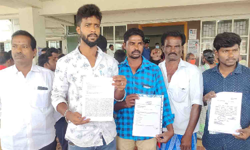 தார் கலவை ஆலைக்கு சீல் வைத்த அதிகாரி மீது நடவடிக்கை எடுக்க வேண்டும் - கலெக்டர் அலுவலகத்தில் மனு