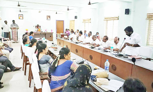 சாலையோர ஆக்கிரமிப்பை அகற்ற நகர்மன்ற கூட்டத்தில் வலியுறுத்தல்