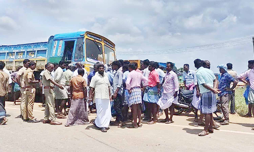 லாரி உரிமையாளர்கள் முற்றுகை போராட்டம்