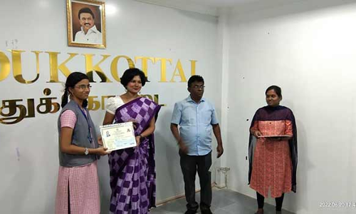 மணமேல்குடி அரசு பள்ளி மாணவிக்கு கலெக்டர் பரிசு