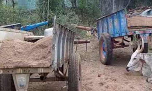 அக்கினி ஆற்றில் மண் அள்ளிய மாட்டுவண்டிகள் பறிமுதல்