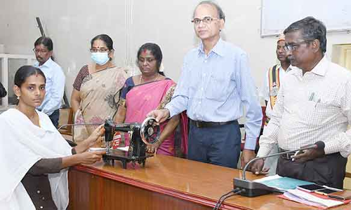 42 பயனாளிகளுக்கு நலத்திட்ட உதவிகள்