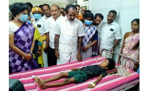 பள்ளியின் மேற்கூறை இடிந்துவிழுந்து காயம் அடைந்த மாணவனுக்கு அமைச்சர் நேரில் ஆறுதல்