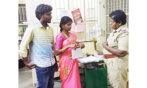 திருமணம் செய்து கொண்ட காதல்ஜோடி  காவல் நிலையத்தில் தஞ்சம்